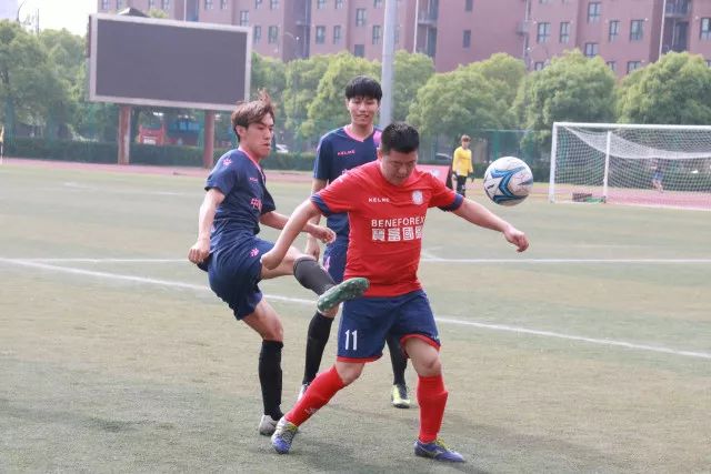 西甲-本泽马终场前梅开二度 皇马客场2-0夺连胜